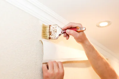 Pose de papier peint au Sars — revêtements muraux et toiles de verre